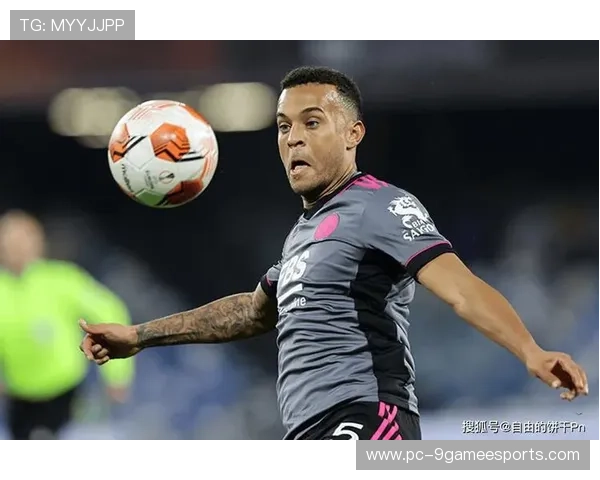 足球球星因罚站被迫出场的惊人一幕引发热议引关注